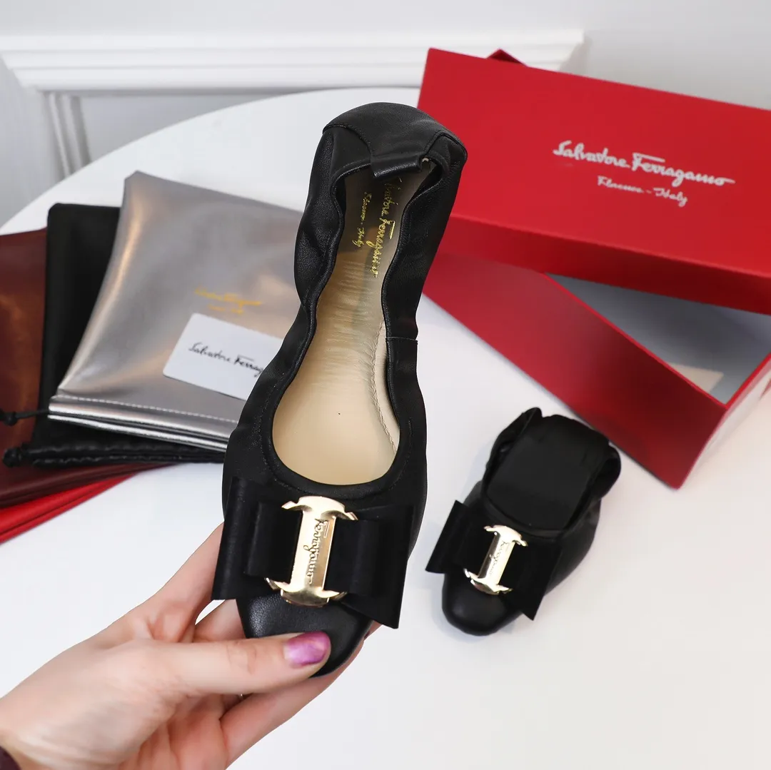 👟👟Ex-factory price 360👟👟 Early spring new style Salvatore Ferragamo hot style small square toe egg roll shoes [wit] 5mm high elastic latex, so soft you want to cry❗️The toe is equipped with Ferragamo's signature hardware butterfly🦋 buckle. Newly opened mold and upgraded outsole, 1cm heel is comfortable and not tiring. Upper: mixed sheepskin Inner pads: light goatskin (non-fading) Color: black, white, gun, red, burgundy, blue, pink Code number: 34-41